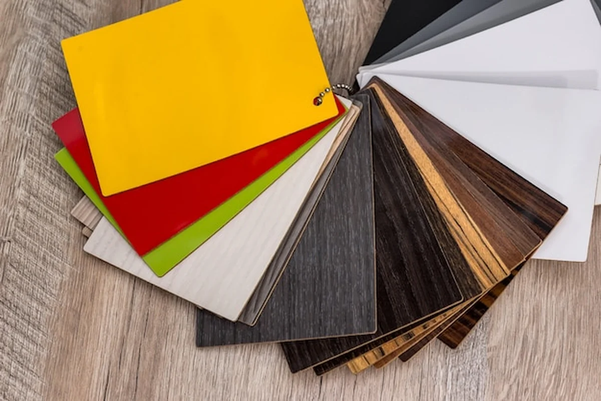 Próbki kolorowych próbek drewna do mebli
