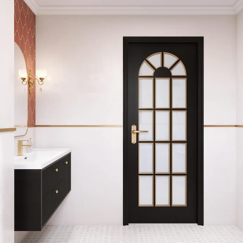 Elegancki projekt łazienki z czarnymi drzwiami i złotymi akcentami