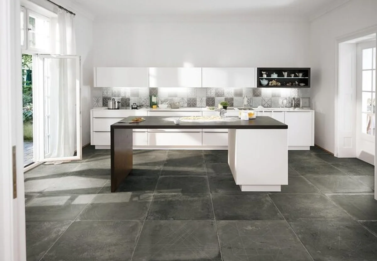 Nowoczesna kuchnia z ciemnoszarymi płytkami