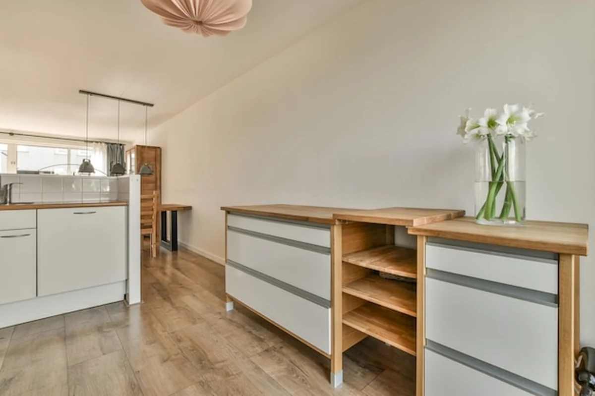 Wnętrze apartamentu z drewnianymi meblami