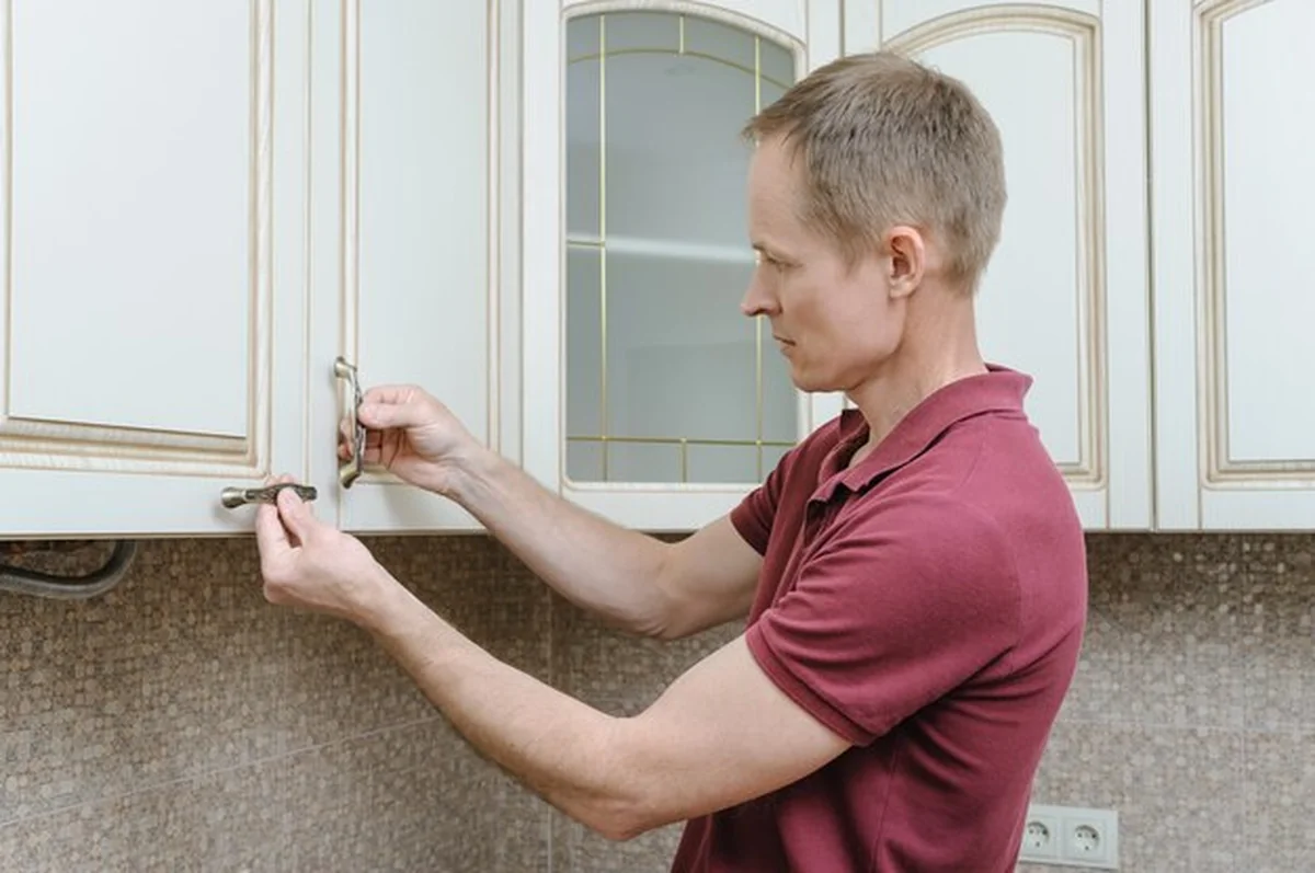 Montaż uchwytów w meblach kuchennych do szafek drzwiowych