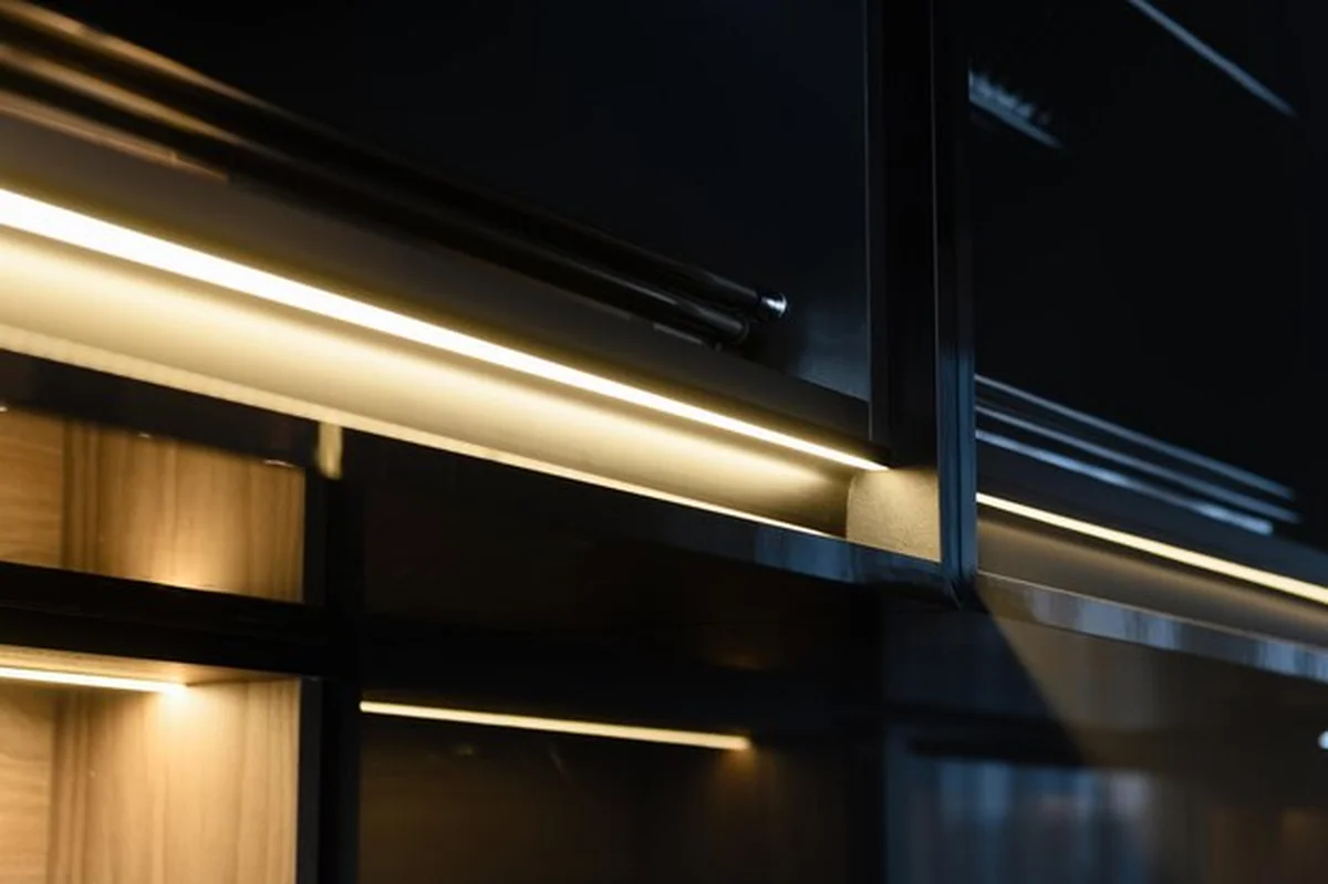 Element oświetleniowy w nowoczesnej kuchni