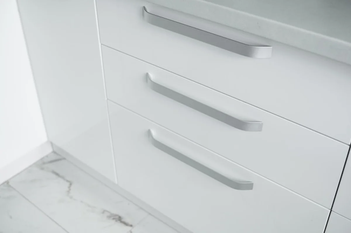 Białe lakierowane elewacje kuchenne na wygodnej kuchni