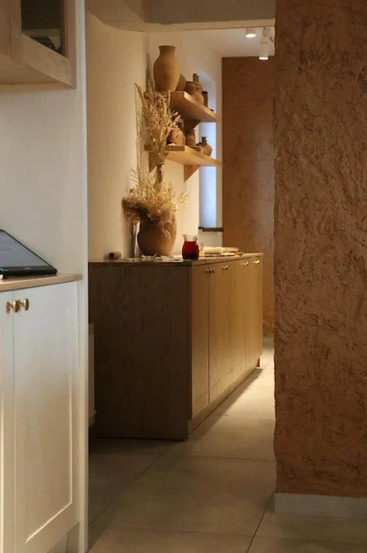 Nowoczesne wnętrze kuchni z drewnianymi elementami i dekoracjami