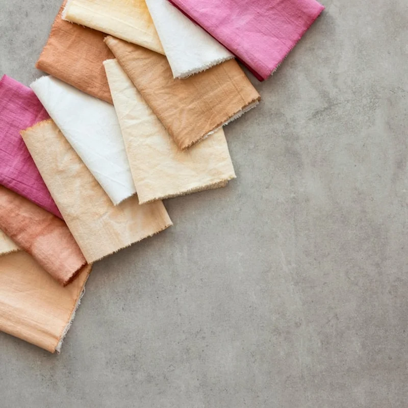 Asortyment płaskich kolorowych ściereczek z naturalnymi pigmentami