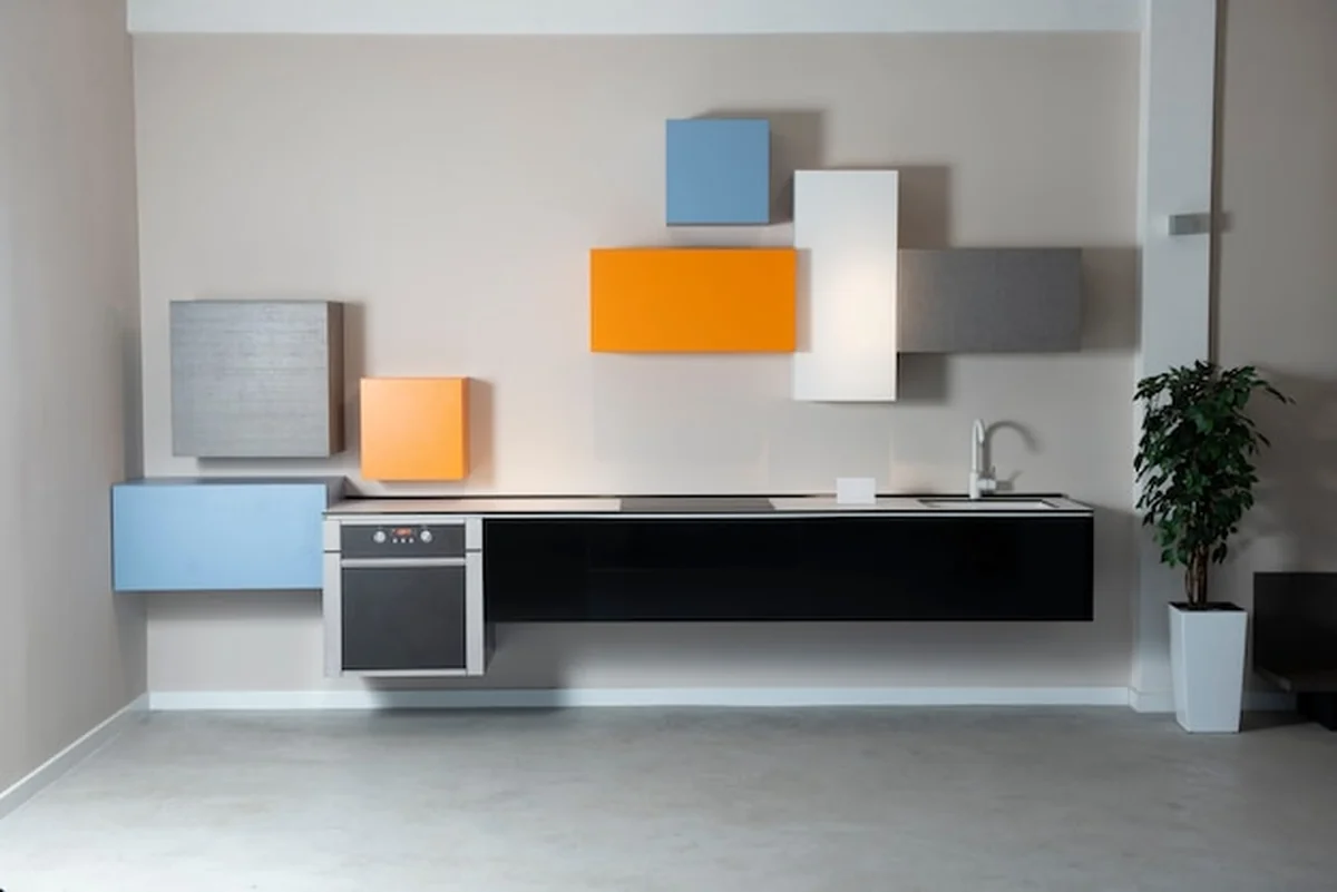 Nowoczesna kuchnia bez szafek w drogim mieszkaniu