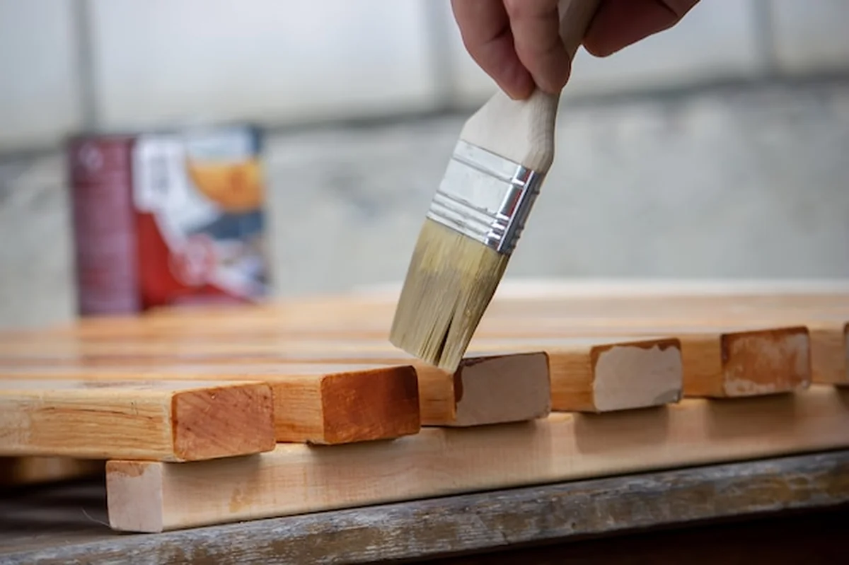 Malowane meble drewniane lakierem