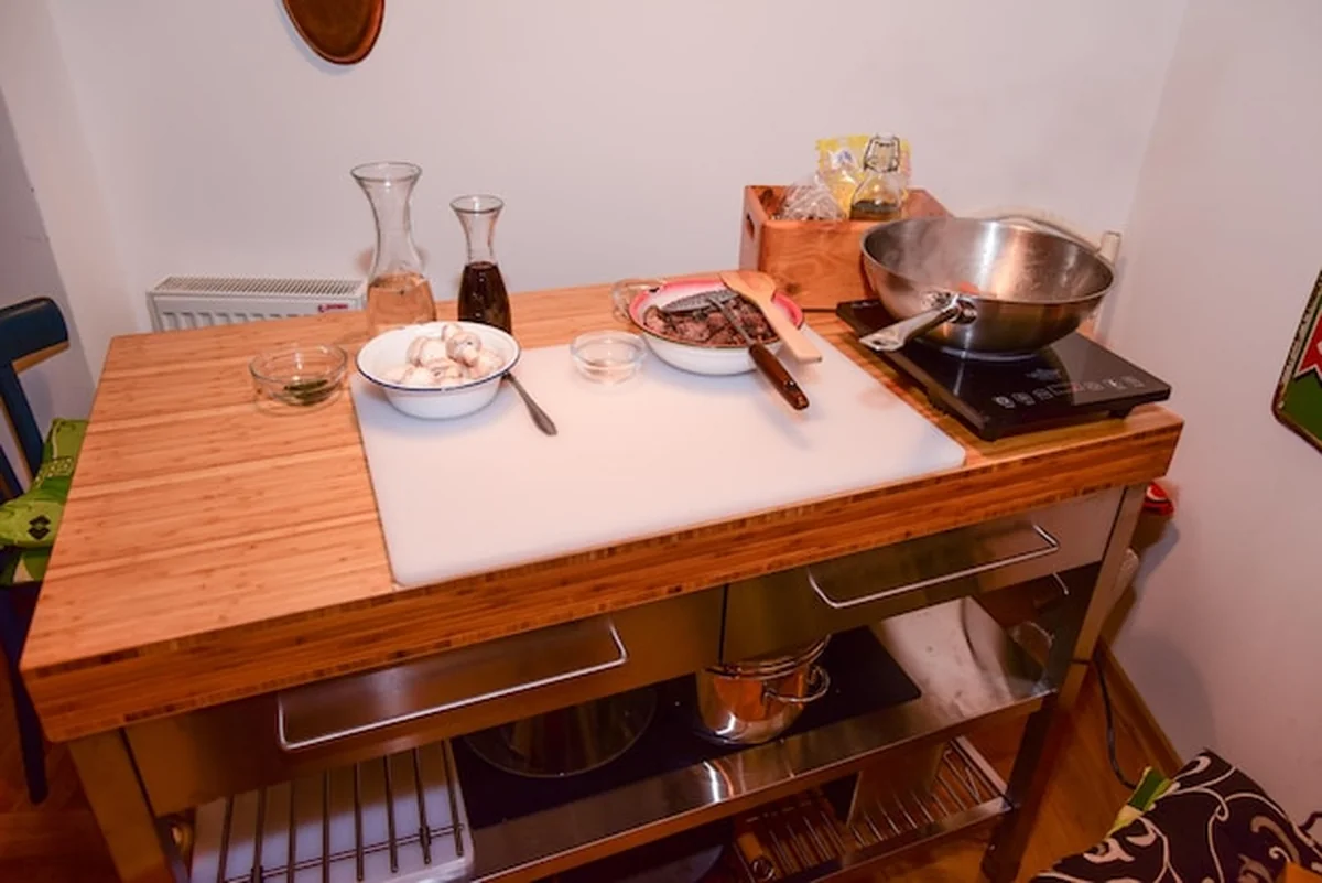 Stół i krzesła w małej kuchni