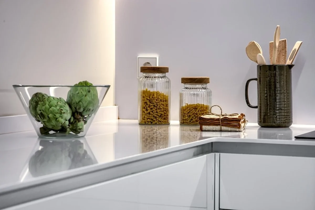 Nowoczesna kuchnia z białymi szafkami i karczochami