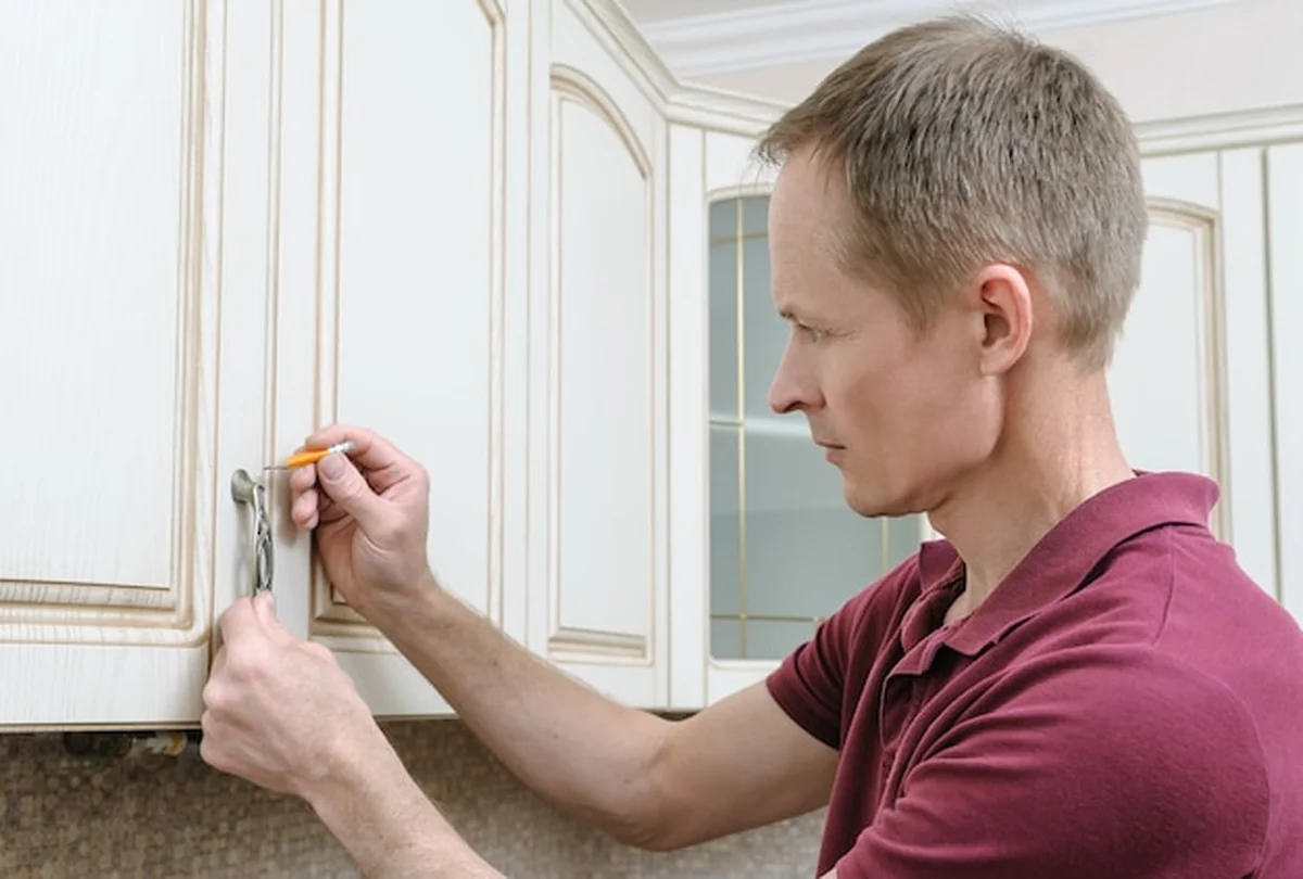 Montaż mebli kuchennych ołówkiem do mocowania klamki drzwi szafki