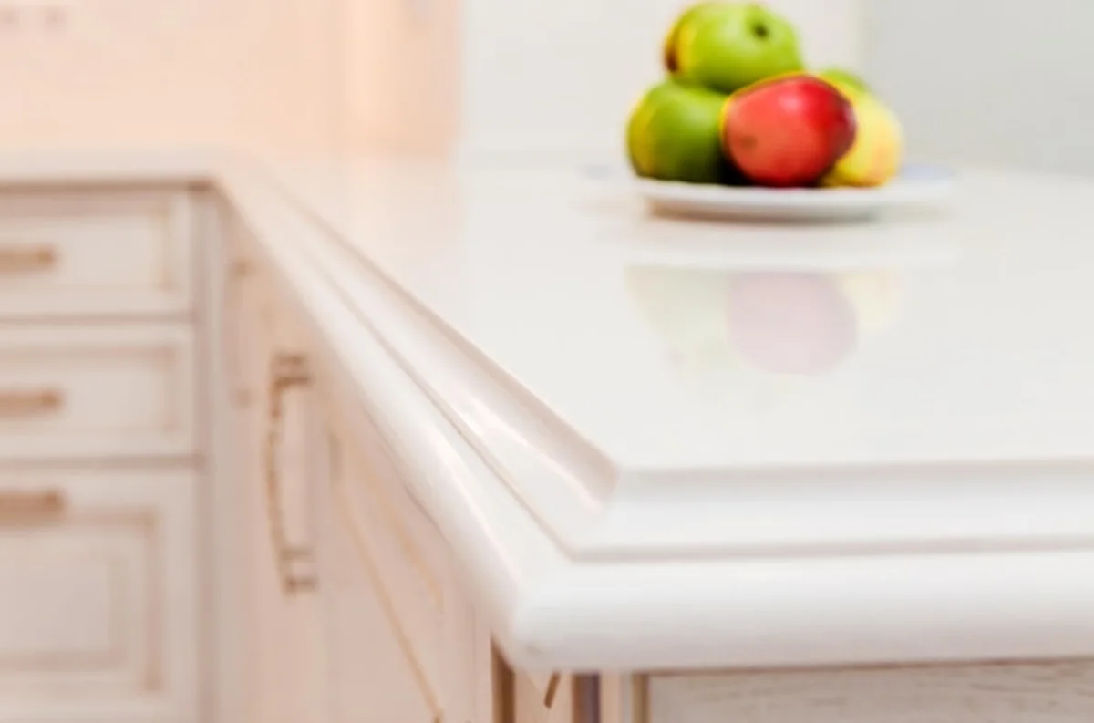 Elegancki blat kuchenny z miską owoców