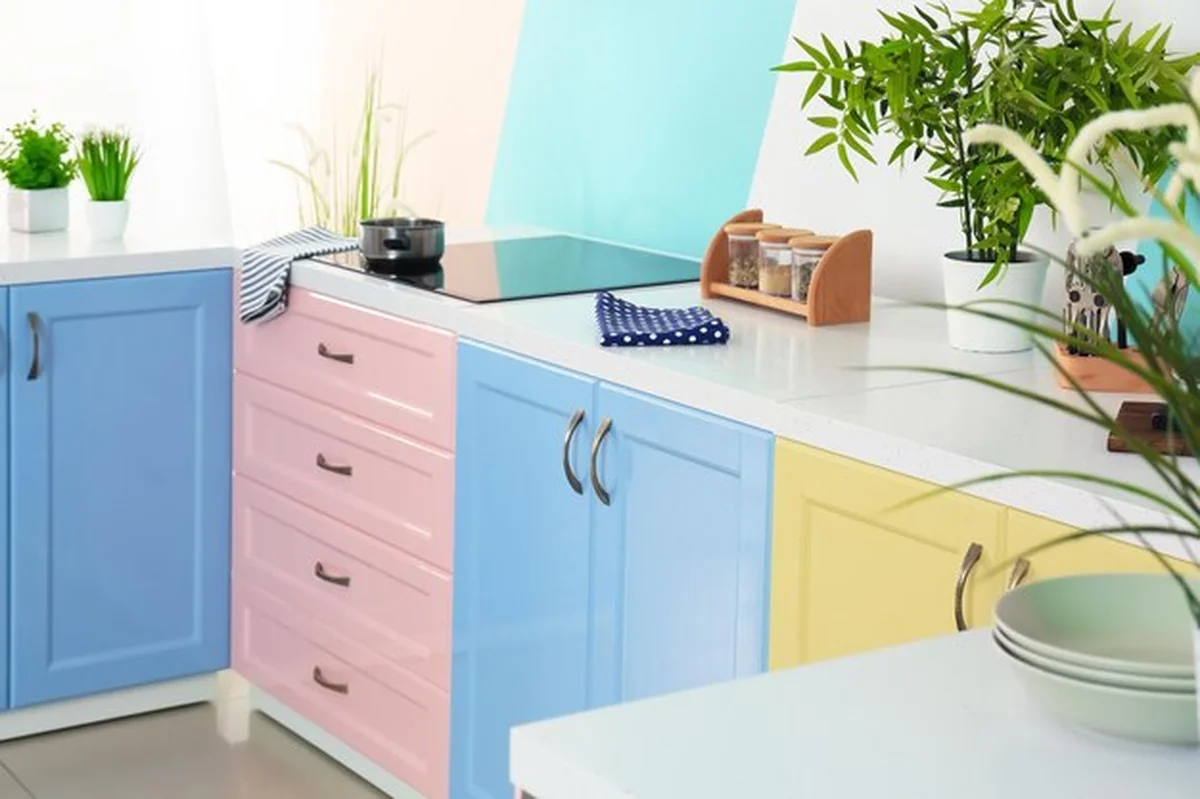 Nowoczesna kuchnia w kolorowych odcieniach