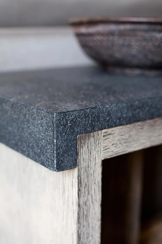 Granitowy stół z czarnym szczytem i napisem 