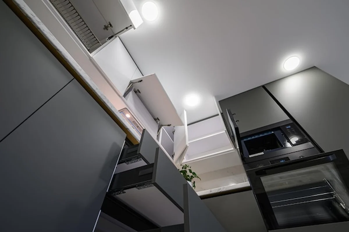 Nowoczesna kuchnia w kolorze ciemnoszarym i białym