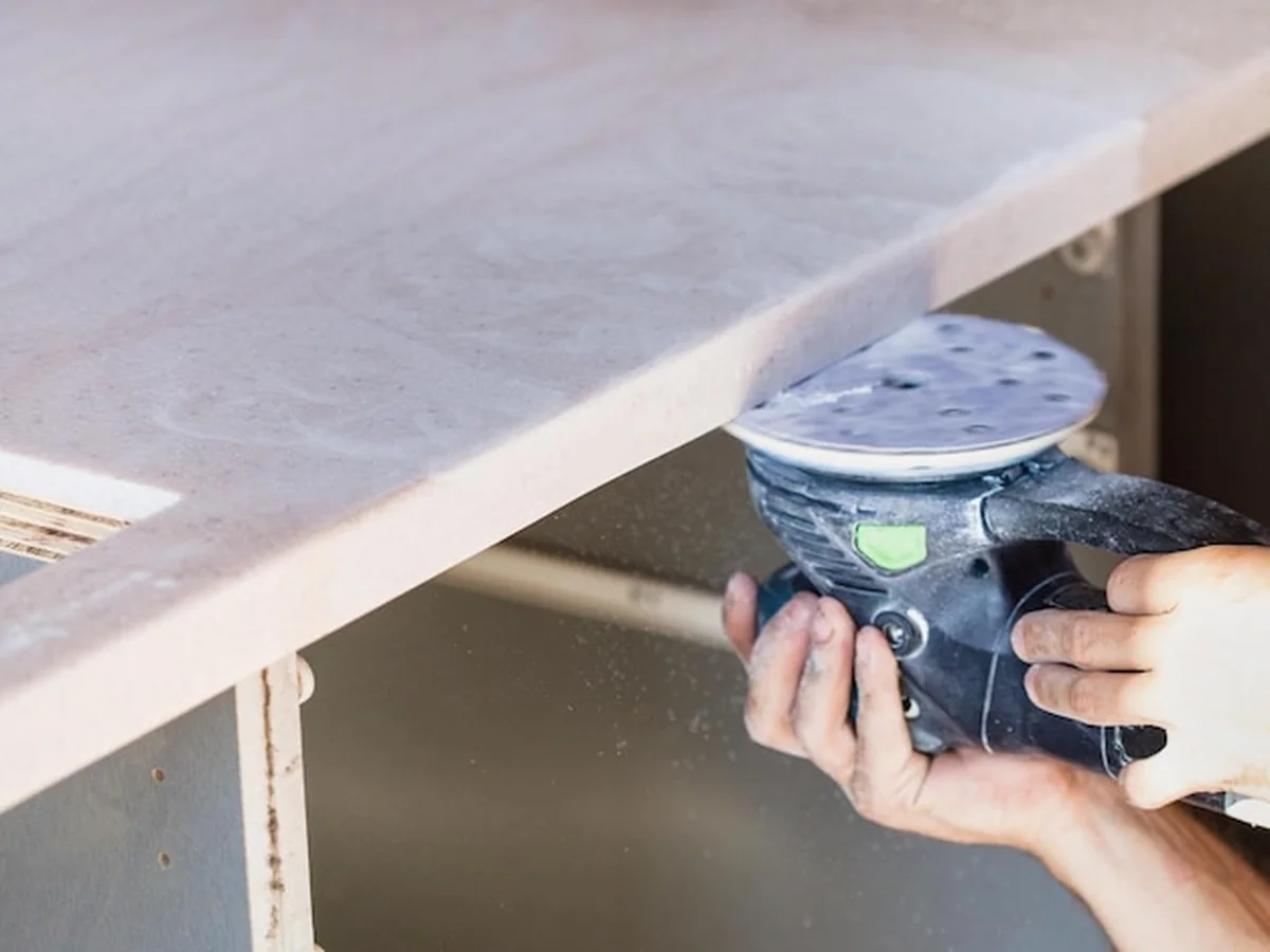 Blat roboczy ze sztucznego kamienia podczas szlifowania