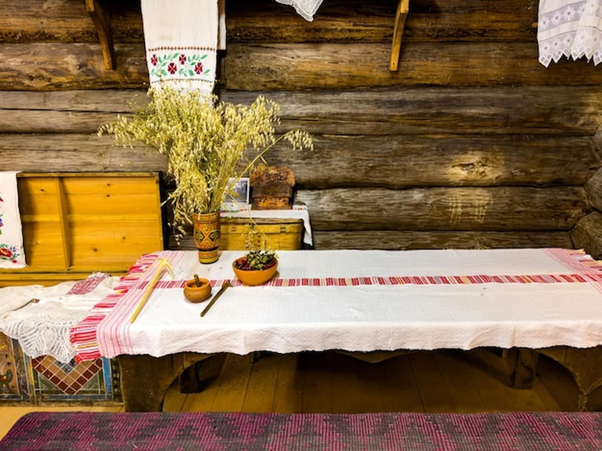 Stół jadalny w wiejskim domu z haftowaną szmatą