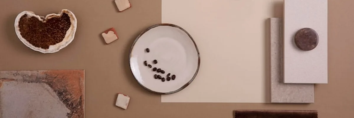 Kreatywny moodboard z materiałami tekstylnymi i płytkami w beżu i brązie, widok z góry