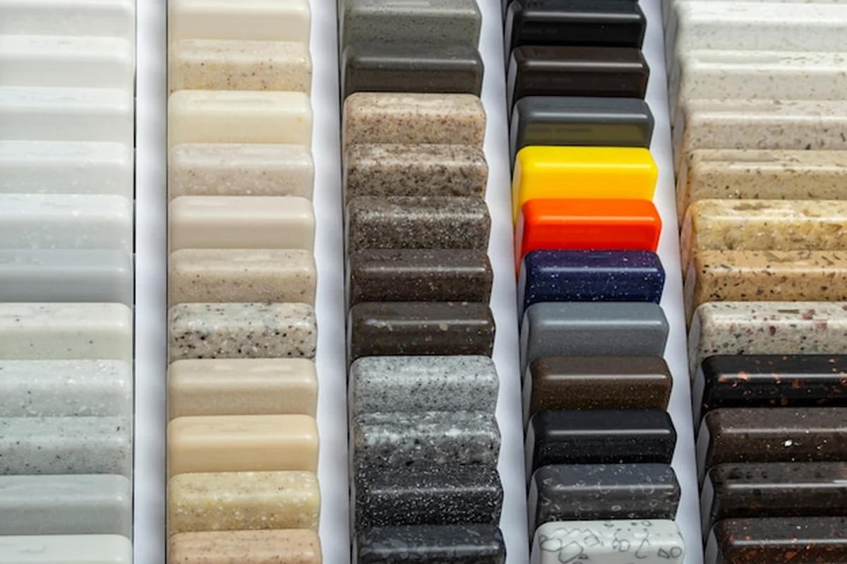 Próbki naturalnego granitu, marmuru i kamienia kwarcowego, blaty. Model z kamieni, zbliżenie