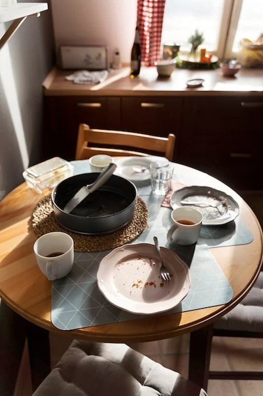 Naczynia na brudnym stole w kuchni pod wysokim kątem