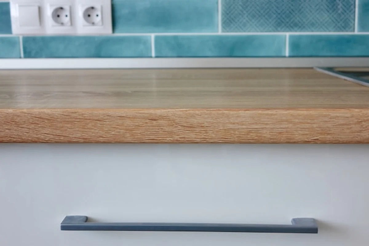 Część białych mebli kuchennych