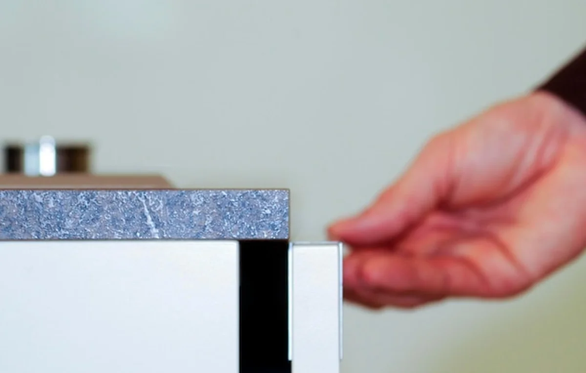 Nowoczesna kuchnia z wyposażeniem we wnętrzu mieszkania