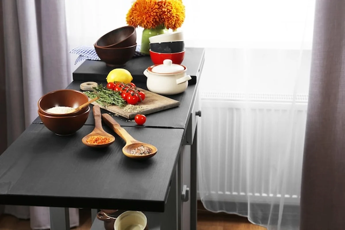 Kolorowa zastawa stołowa z produktami na stole kuchennym